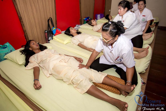 Massage thaïlandais pour les 12 candidates