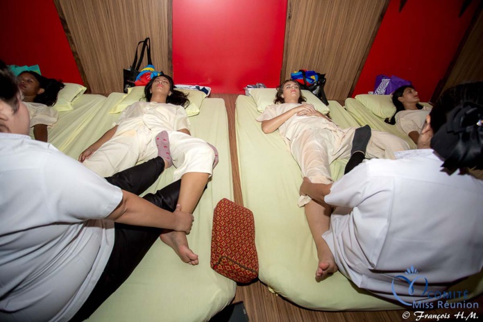 Massage thaïlandais pour les 12 candidates