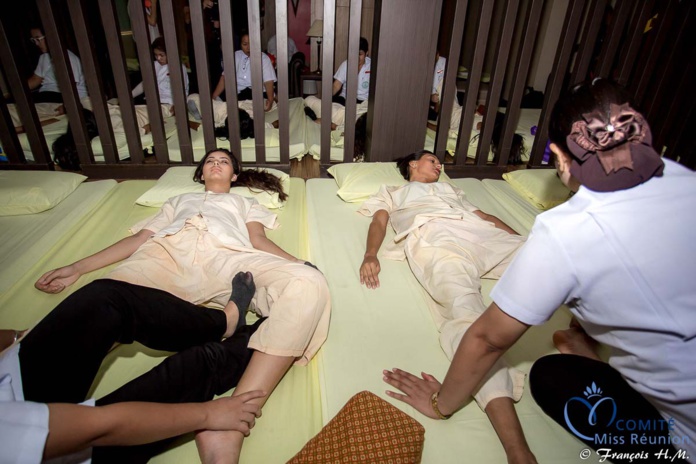 Massage thaïlandais pour les 12 candidates