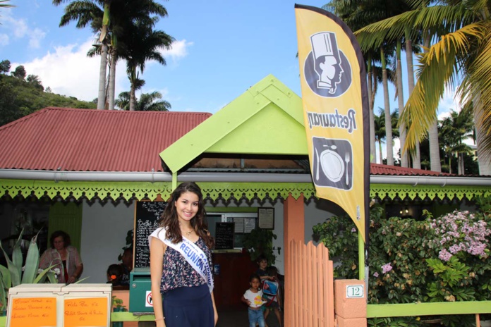 Devant le restaurant "Le Royal Palmiste"