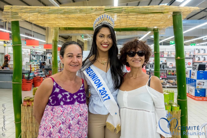 Miss Réunion 2017 en dédicaces à l'Étang-Salé