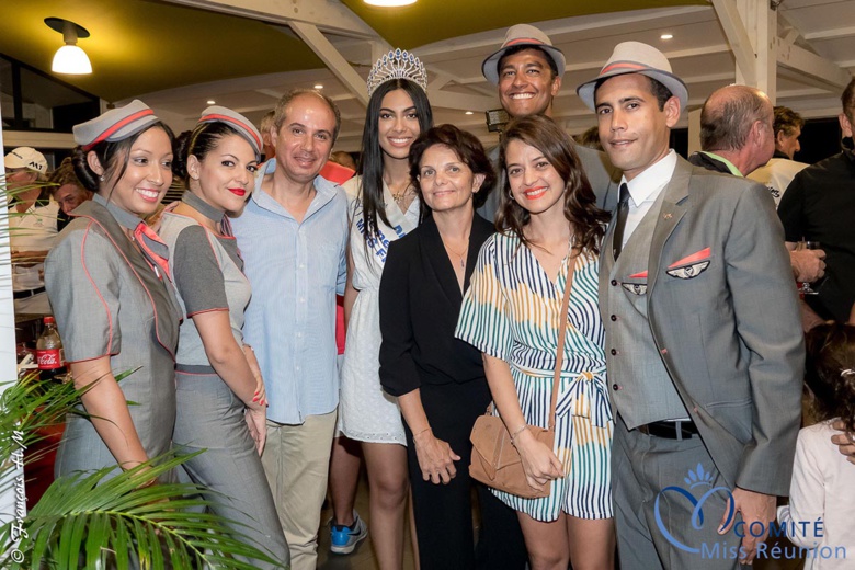 Audrey avec l'équipage d'Air Austral, Bobby de Freedom, son épouse Sylvie, championne de golf, et Stéphanie Bégert