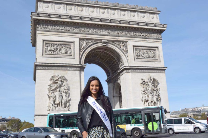 Devant l'incontournable Arc de Triomphe...