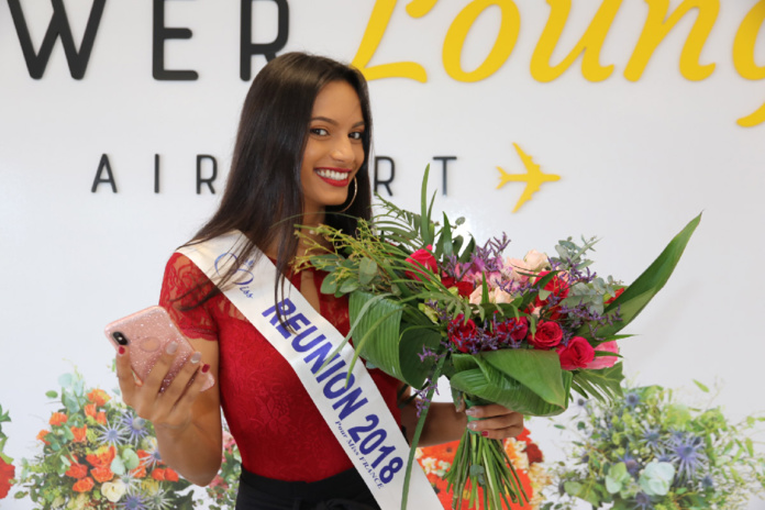 Miss Réunion fière du bouquet qu'elle a réalisé!