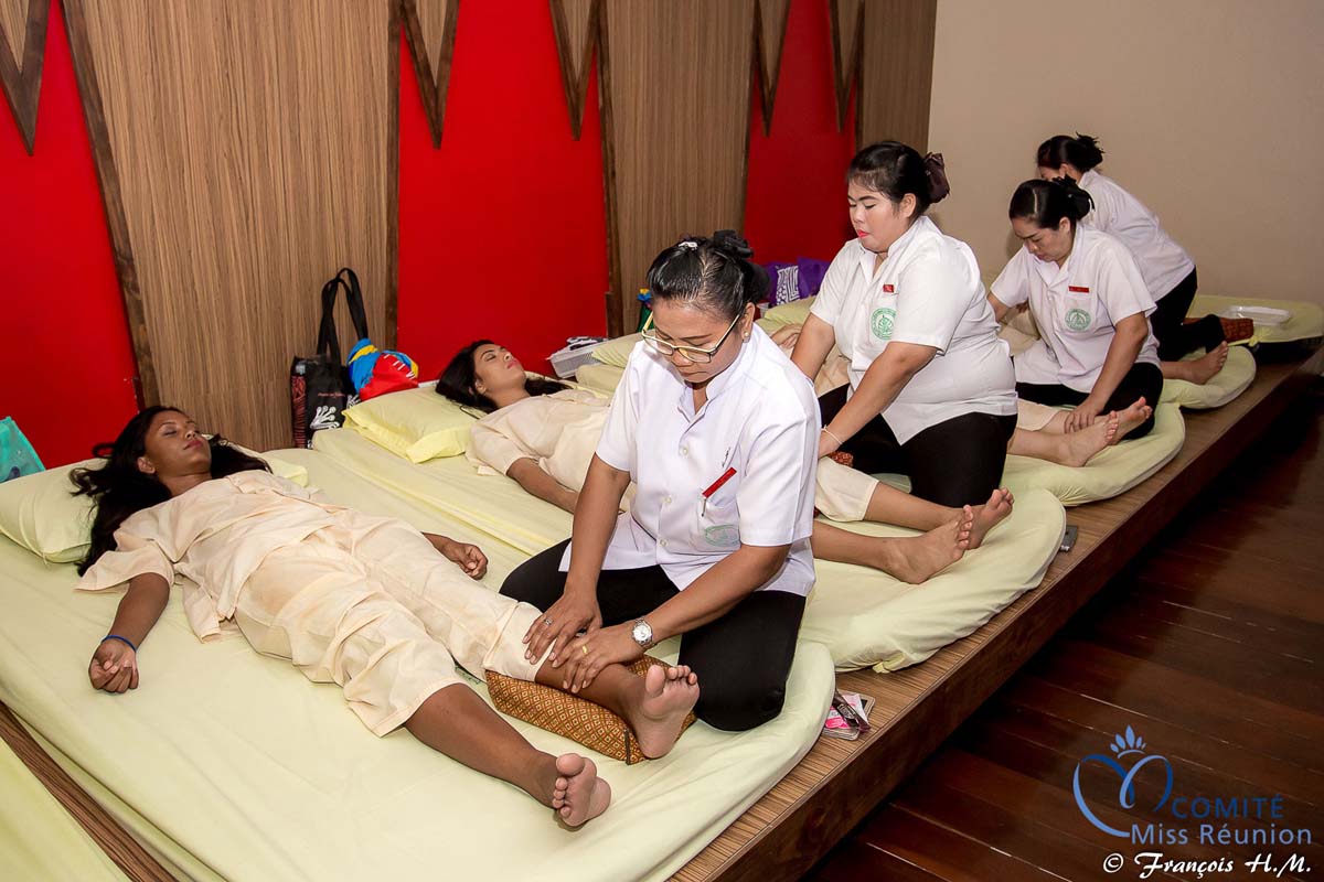 Massage thaïlandais pour les 12 candidates