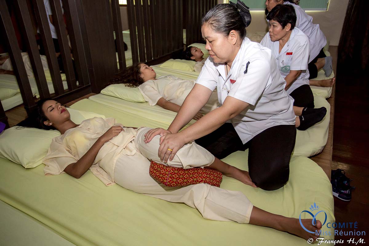 Massage thaïlandais pour les 12 candidates