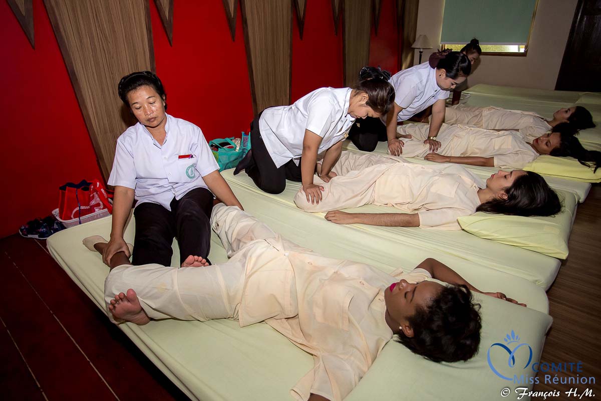 Massage thaïlandais pour les 12 candidates