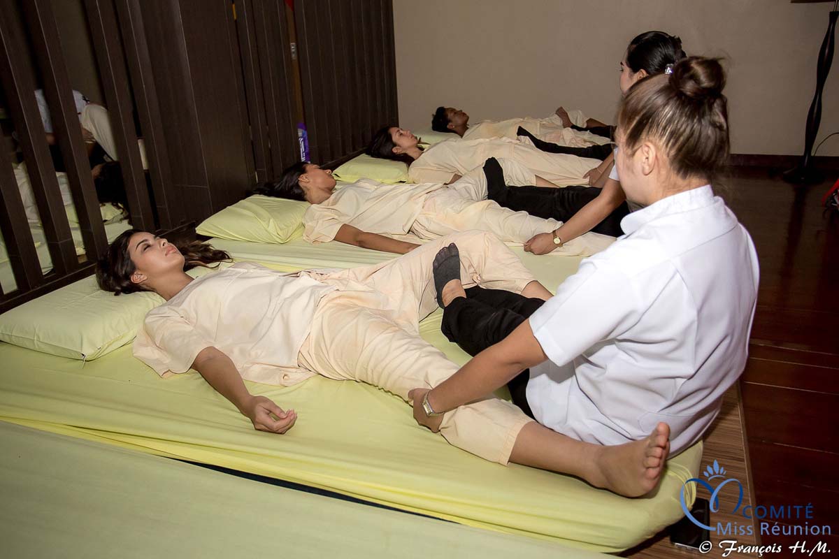 Massage thaïlandais pour les 12 candidates