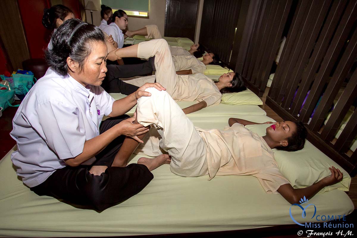 Massage thaïlandais pour les 12 candidates