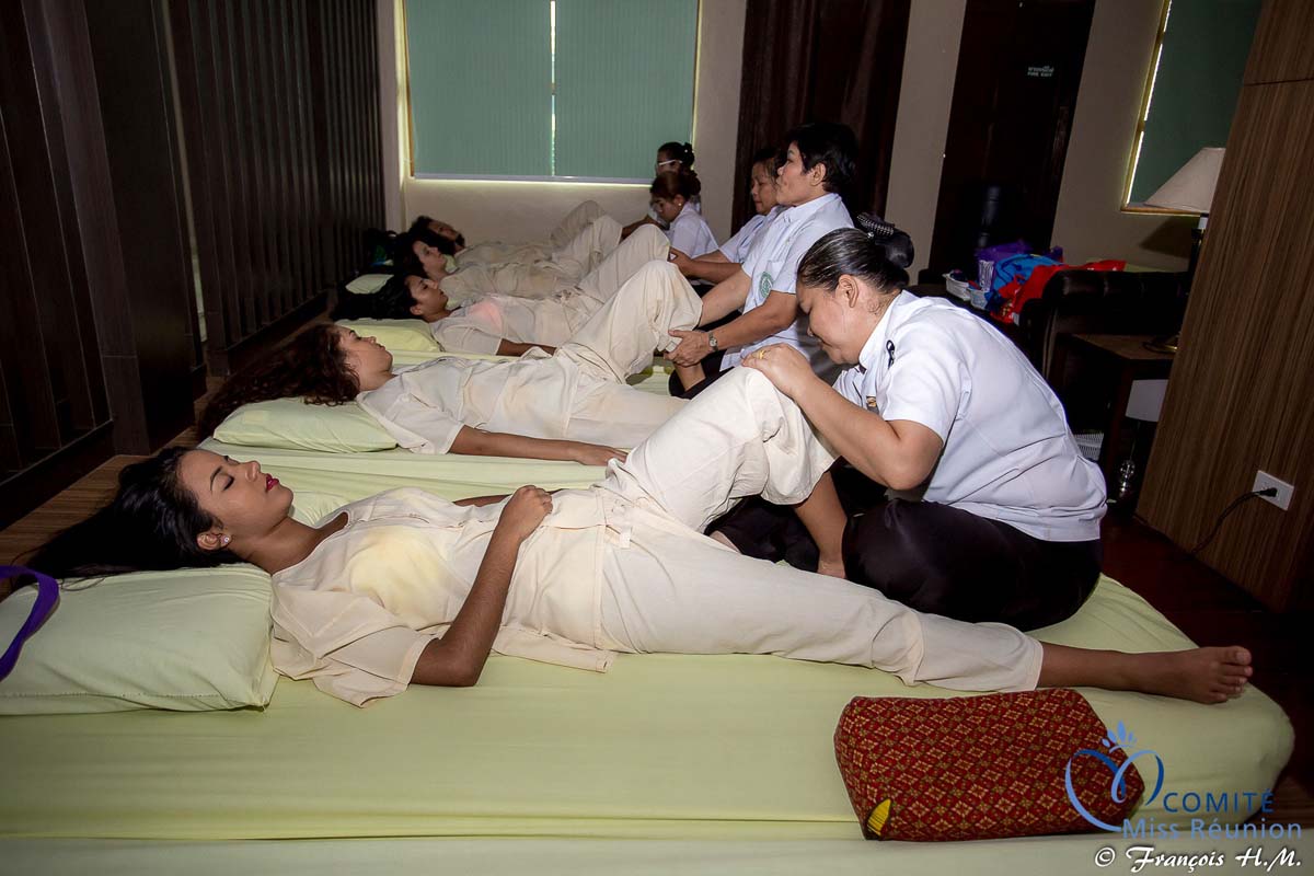 Massage thaïlandais pour les 12 candidates