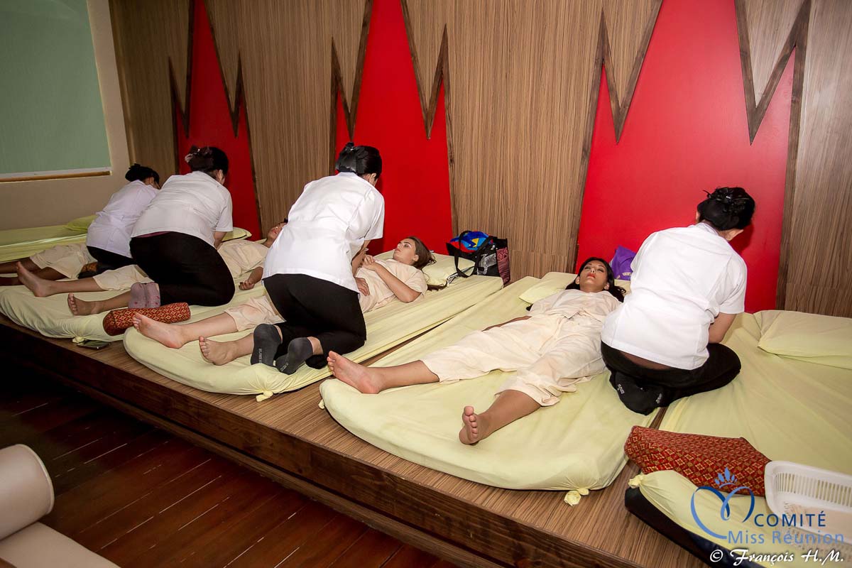 Massage thaïlandais pour les 12 candidates