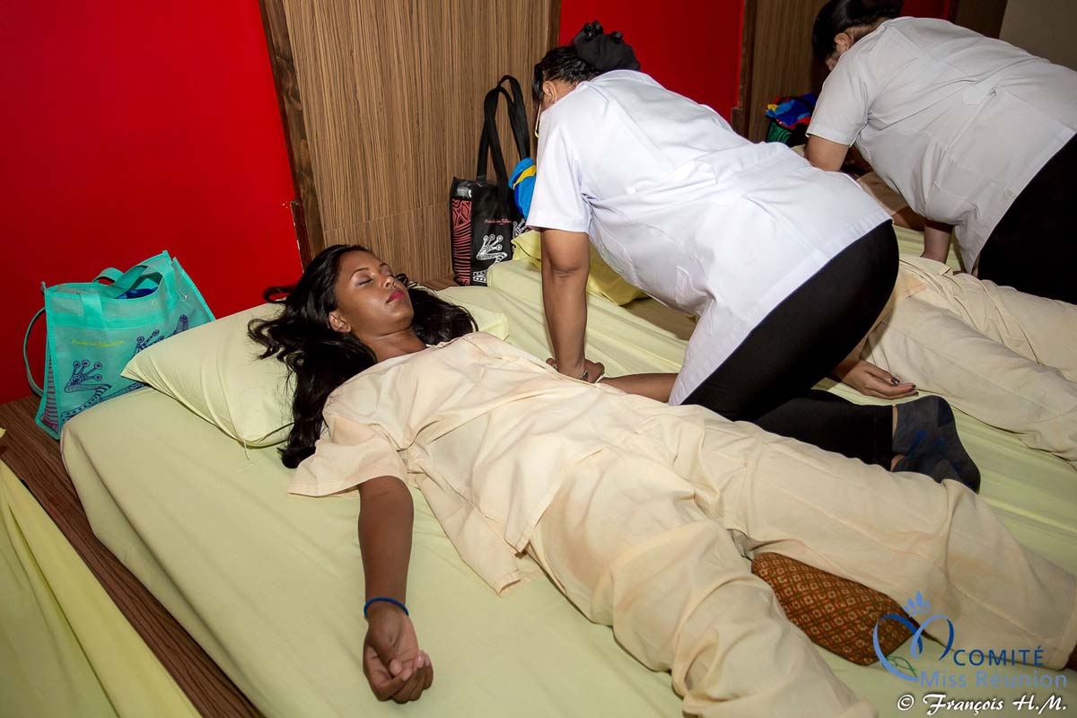 Massage thaïlandais pour les 12 candidates