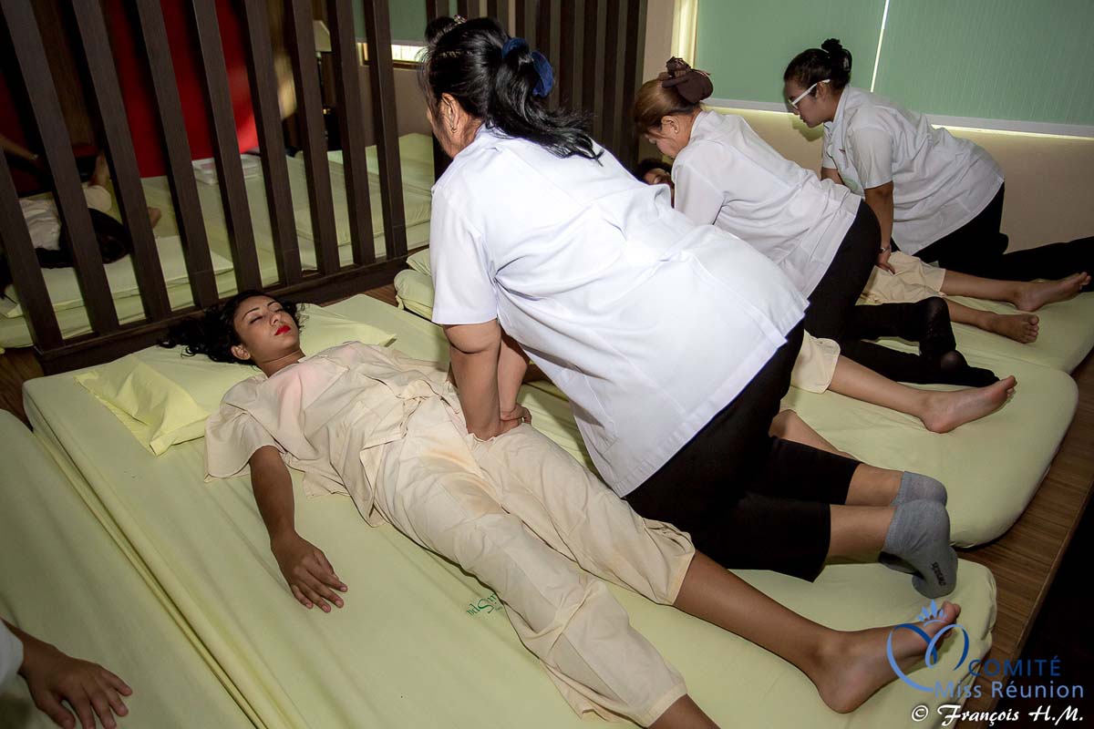 Massage thaïlandais pour les 12 candidates