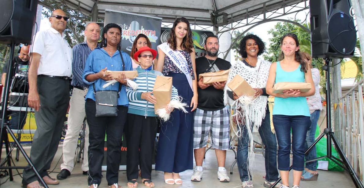 Ambre N'guyen avec les participants au concours de tressage du choca