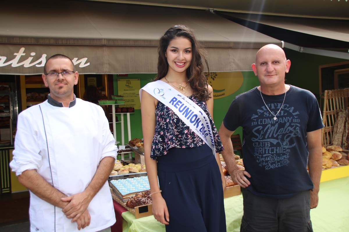 Avec les responsables de la boulangerie-pâtisserie du village