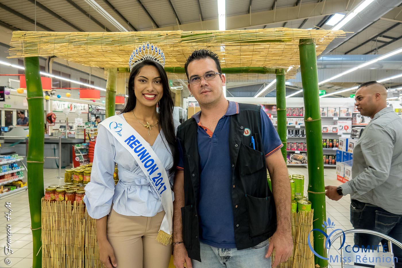 Miss Réunion 2017 en dédicaces à l'Étang-Salé